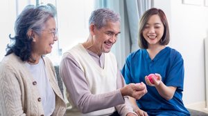 Movimentos simples, praticados regularmente, ajudam idosos a recuperarem a qualidade de vida (Imagem: Akarawut | Shutterstock)