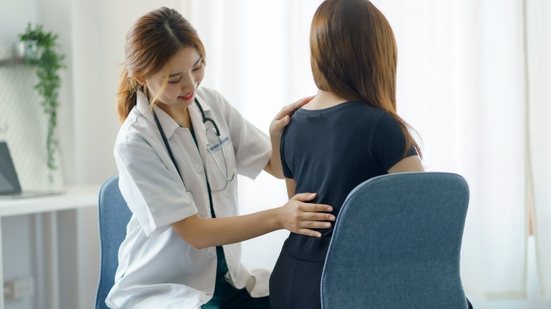 A hérnia de disco é mais comum na região lombar e cervical (Imagem: Amnaj Khetsamtip | Shutterstock)