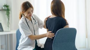 A hérnia de disco é mais comum na região lombar e cervical (Imagem: Amnaj Khetsamtip | Shutterstock)