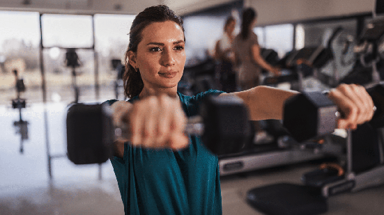 A prática de exercícios contribui para preservar a força muscular com o avanço da idade (Imagem: Budimir Jevtic | Shutterstock)