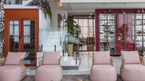 O bar integrado à cristaleira organiza as bebidas e valoriza a área social (Projeto: Cristiane Schiavoni | Imagem: Carlos Piratininga)