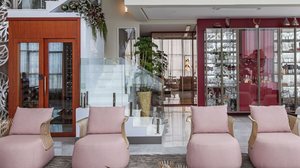 O bar integrado à cristaleira organiza as bebidas e valoriza a área social (Projeto: Cristiane Schiavoni | Imagem: Carlos Piratininga)