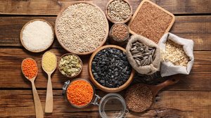 Grãos e sementes devem fazer parte da alimentação (Imagem: New Africa | Shutterstock)