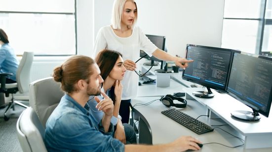 Expansão do setor de programação e tecnologia exige aprendizado contínuo dos profissionais (Imagem: puhhha | Shutterstock)