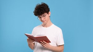 Os livros ajudam a entender melhor a humanidade (Imagem: New Africa | Shutterstock)