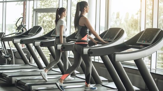 É possível variar o treino na esteira, deixando-o mais dinâmico (Imagem: Friends Stock | Shutterstock)