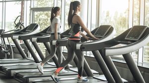 É possível variar o treino na esteira, deixando-o mais dinâmico (Imagem: Friends Stock | Shutterstock)