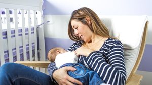 O cuidado com a alimentação é importante durante a amamentação (Imagem: Lopolo | Shutterstock)