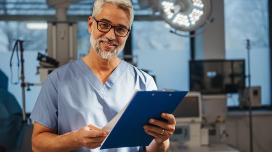 O anestesiologista é o responsável por manter o paciente seguro e confortável (Imagem: Halfpoint | Shutterstock)