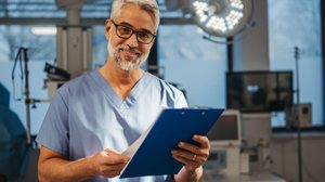 O anestesiologista é o responsável por manter o paciente seguro e confortável (Imagem: Halfpoint | Shutterstock)