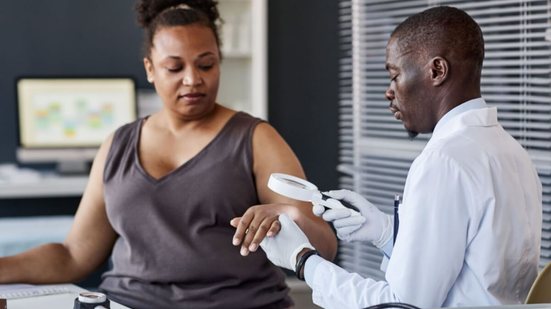 A biópsia é essencial para detectar e tratar doenças precocemente (Imagem: SeventyFour
| Shutterstock)