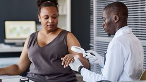 A biópsia é essencial para detectar e tratar doenças precocemente (Imagem: SeventyFour
| Shutterstock)