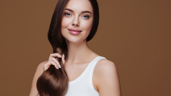 Cuidar corretamente dos cabelos após a coloração ou descoloração ajuda a manter a saúde dos fios (Imagem: Irina Bg | Shutterstock)