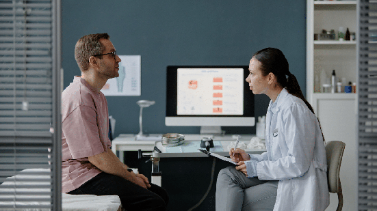 Algumas alterações são esperadas com o passar do tempo, enquanto outras podem exigir investigação médica (Imagem: SeventyFour | Shutterstock)