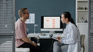 Algumas alterações são esperadas com o passar do tempo, enquanto outras podem exigir investigação médica (Imagem: SeventyFour | Shutterstock)