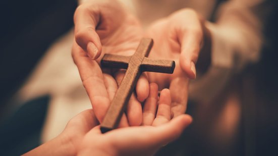 Orações marcam a reflexão sobre a paixão, a morte e a ressurreição de Cristo (Imagem: PUWADON SANG | Shutterstock)