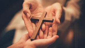 Orações marcam a reflexão sobre a paixão, a morte e a ressurreição de Cristo (Imagem: PUWADON SANG | Shutterstock)