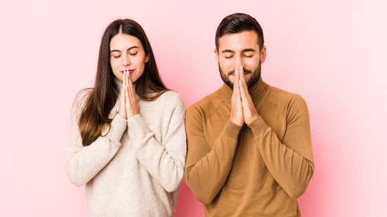 Orações ajudam a proteger a pessoa amada e a união (Imagem: Aser Romero | Shutterstock)