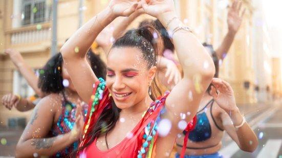 Cuidar da saúde é fundamental para aproveitar o Carnaval (Imagem: Vergani Fotografia | Shutterstock)