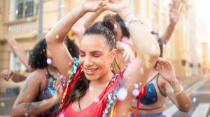 Cuidar da saúde é fundamental para aproveitar o Carnaval (Imagem: Vergani Fotografia | Shutterstock)