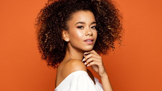 Os cabelos crespos e cacheados  valorizam a diversidade (Imagem: kiuikson | Shutterstock)