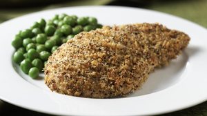 Frango com crosta de  castanha-de-caju (Imagem: Gorenkova Evgenija | Shutterstock)