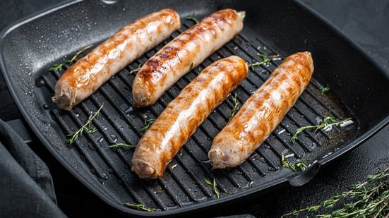 Salsicha (Imagem: Mironov Vladimir | Shutterstock)