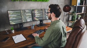 Mercado de tecnologia deve ser um dos setores mais aquecidos da economia global nos próximos cinco anos (Imagem: technological professions | Shutterstock)