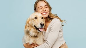 Cães tranquilos são perfeitos para quem valoriza ambientes silenciosos, convívio harmonioso e uma rotina sem muita agitação (Imagem: ViDI Studio | Shutterstock)