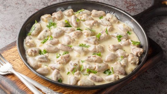 Coração de frango com molho cremoso (Imagem: AS Foodstudio | Shutterstock)