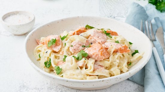 Macarrão com salmão (Imagem: Nata Bene | Shutterstock)