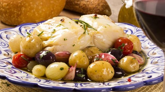 Bacalhau com batata e azeitonas (Imagem: Paulo Vilela | Shutterstock)