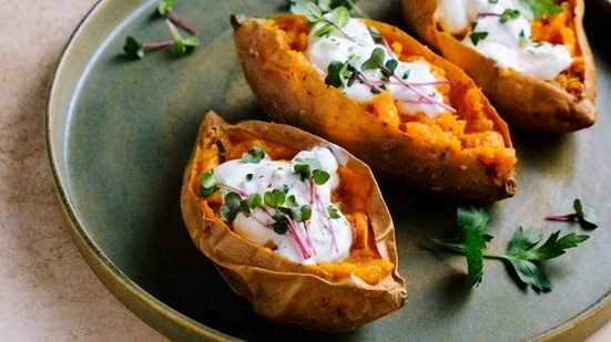 Batata-doce recheada (Imagem: Valentina_G | Shutterstock)