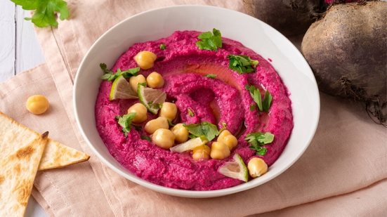 Homus de grão-de-bico com beterraba (Imagem: BooFamily | Shutterstock)