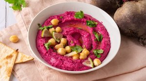 Homus de grão-de-bico com beterraba (Imagem: BooFamily | Shutterstock)