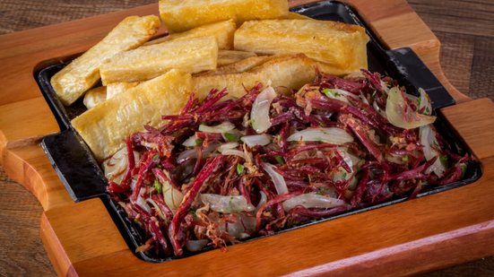 Carne-seca acebolada (Imagem: Estudio Conceito | Shutterstock)