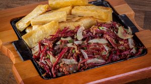 Carne-seca acebolada (Imagem: Estudio Conceito | Shutterstock)