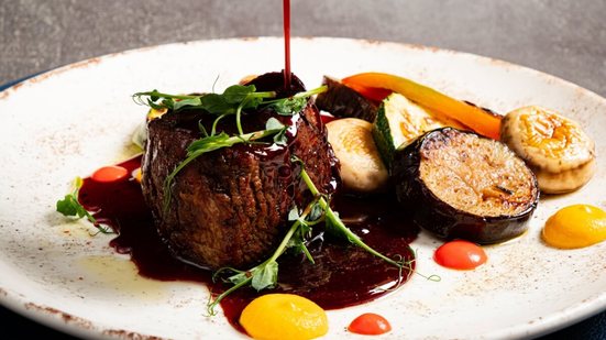Filé-mignon com vegetais grelhados (Imagem: Shebeko | Shutterstock)