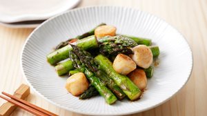 Vieira com aspargo (Imagem: Nishihama | Shutterstock)