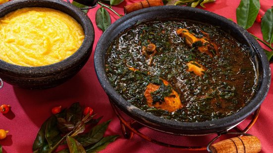 Frango com ora-pro-nóbis (Imagem: BY BRAZIL | Shutterstock)