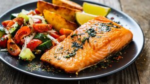 Salmão com manteiga e ervas (Imagem: Jacek Chabraszewski | Shutterstock)