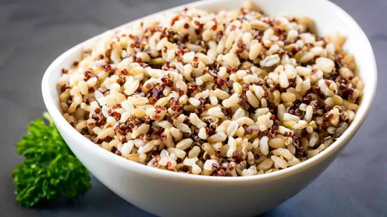 Arroz com quinoa (Imagem: Robyn Mackenzie | Shutterstock)