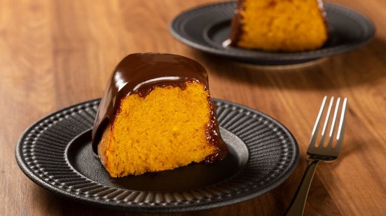Bolo de cenoura vegano com calda de chocolate (Imagem: WS-Studio  | Shutterstock)