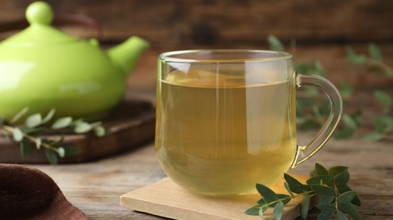Chá de eucalipto com limão (Imagem: New Africa | Shutterstock)