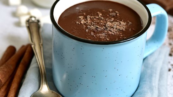 Chocolate quente com gemada (Imagem: Liliya Kandrashevich | Shutterstock)
