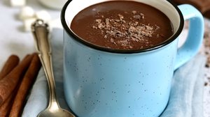 Chocolate quente com gemada (Imagem: Liliya Kandrashevich | Shutterstock)