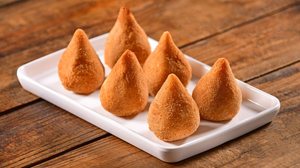 Coxinha de batata-doce (Imagem: MARCELOKRELLING | Shutterstock)