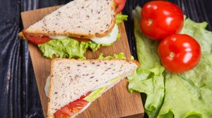 Sanduíche integral de queijo cottage com tomate (Imagem: pil76 | Shutterstock)