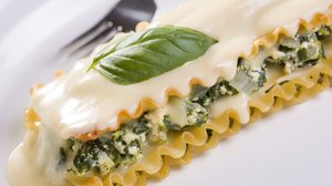 Lasanha vegana de tofu e espinafre (Imagem: stockstudios | Shutterstock)