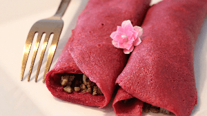 Panqueca de beterraba com carne moída (Imagem: tathianacorrea | Shutterstock)